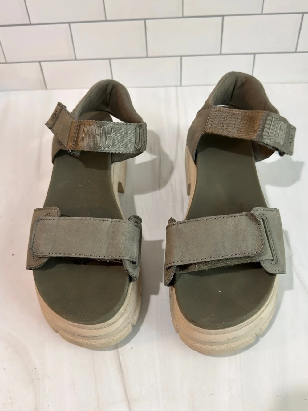 UGG THE ASHTON SANDAL CHUNKY PLATFORM LEATHER Strappy MOSS GREEN SIZE 9